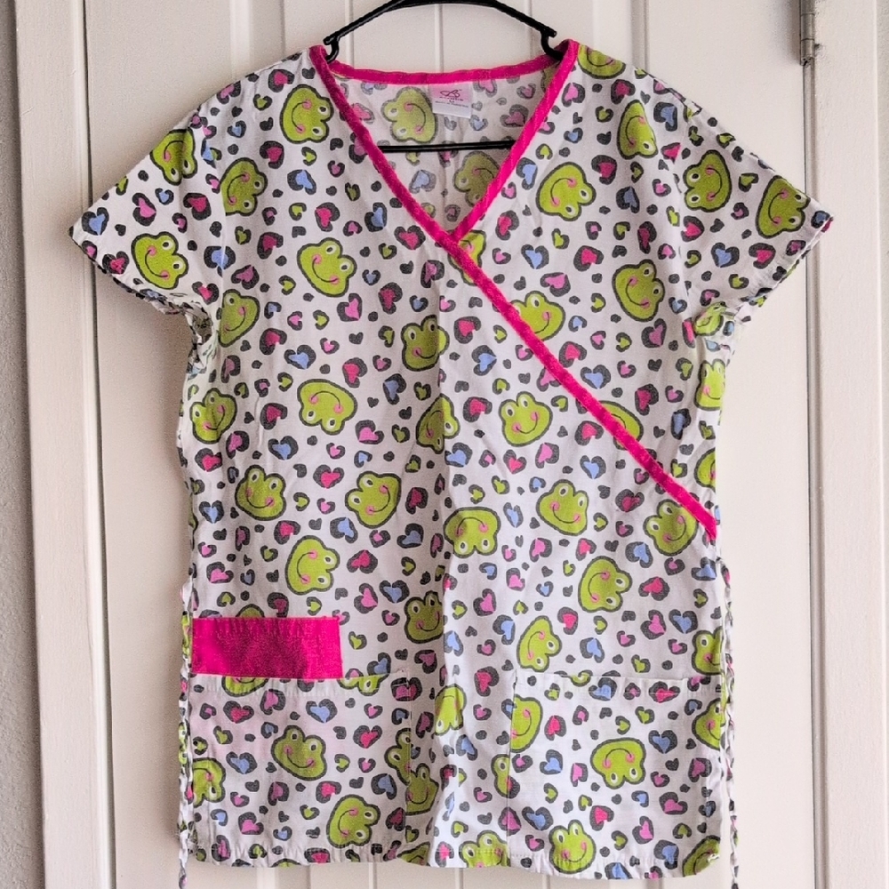 B Scrubs Women’s Hearts and Frog Face Scrub Top - Pink Trim
